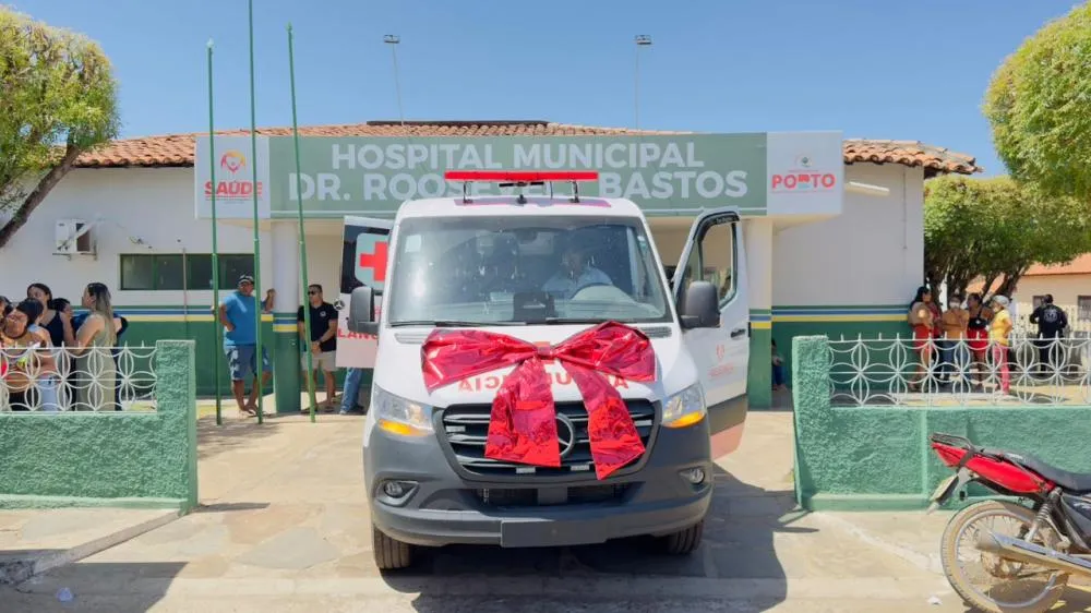Prefeito Aluízio Vaz entrega ambulância zero Km para Porto com recursos de emenda de Ciro Nogueira